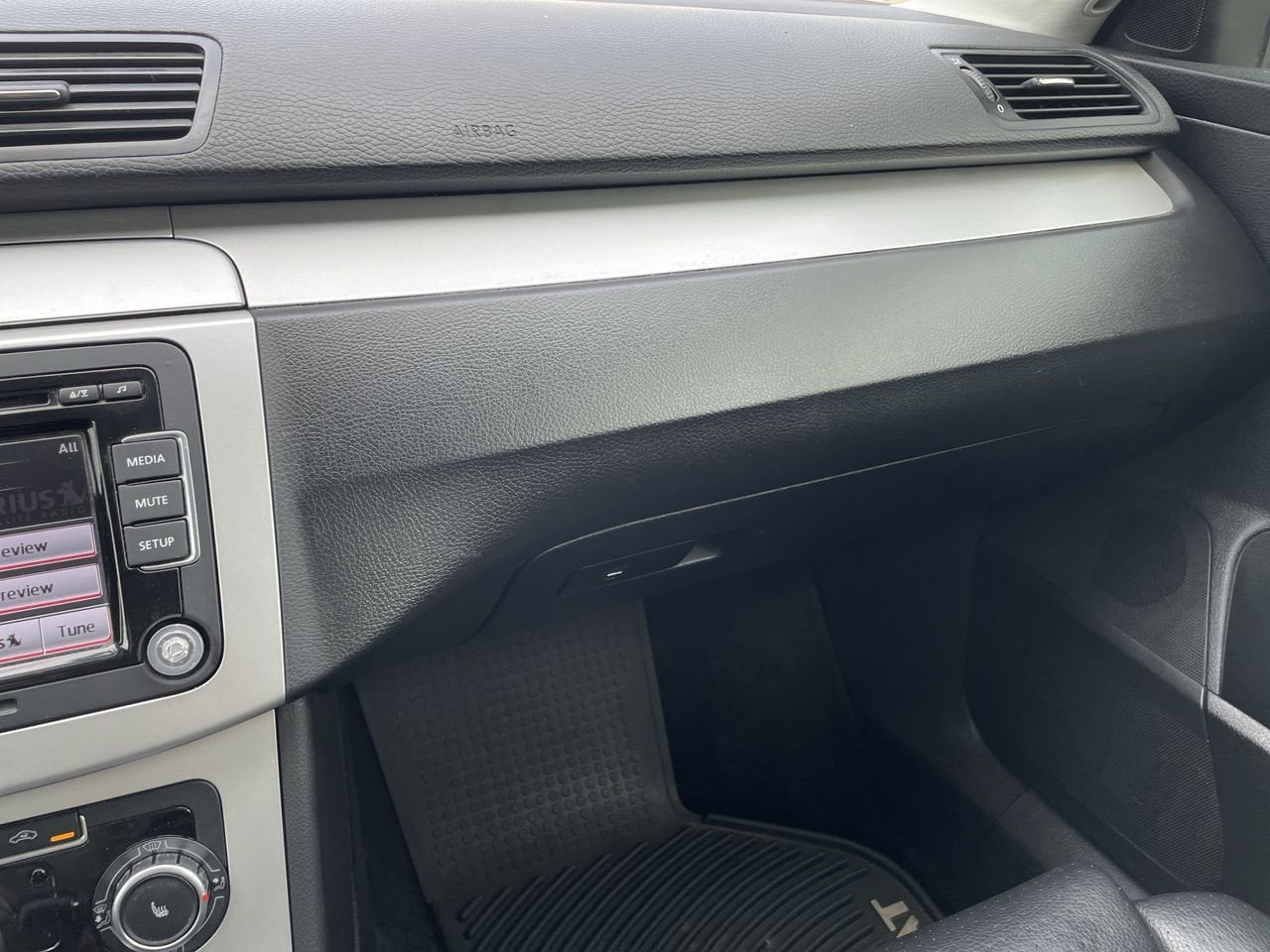 Thumbnail: 2010 Volkswagen Passat - 16