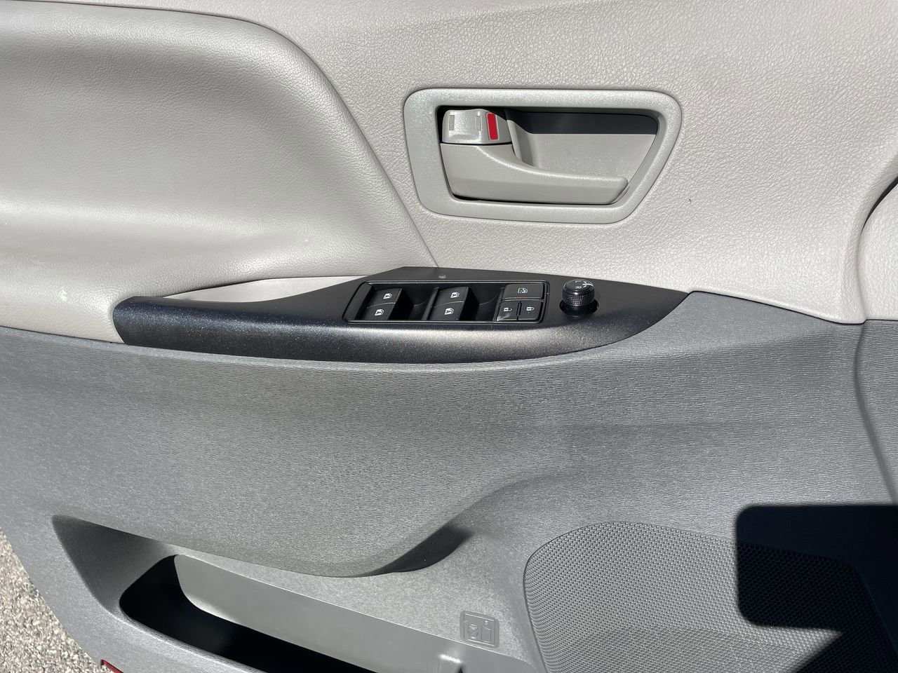 Thumbnail: 2017 Toyota Sienna - 29