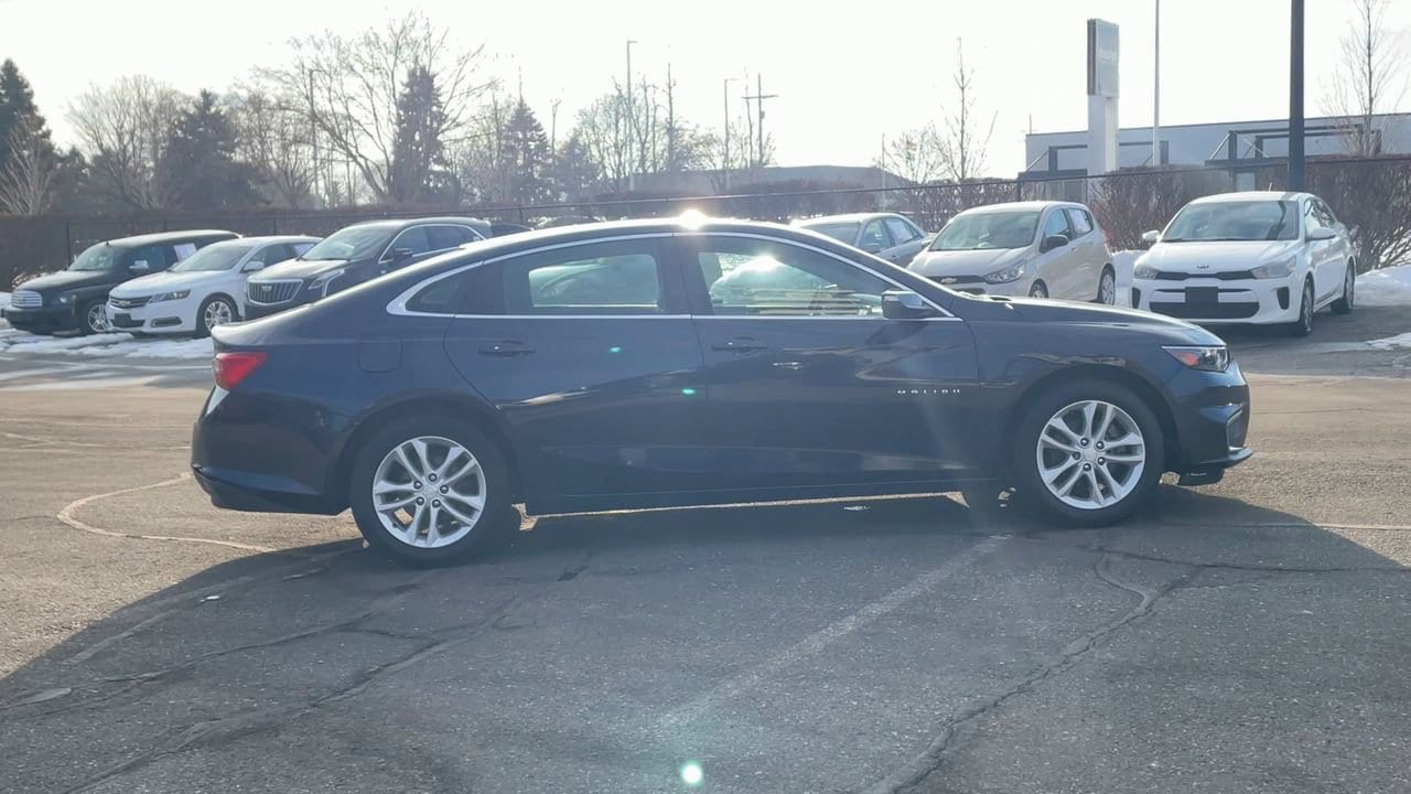 Thumbnail: 2016 Chevrolet Malibu - 9