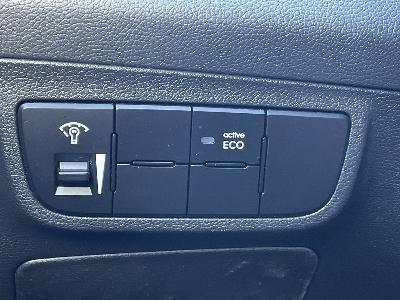 Thumbnail: 2014 Hyundai Veloster - 26