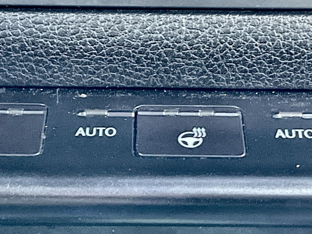 Thumbnail: 2020 Lexus UX - 23