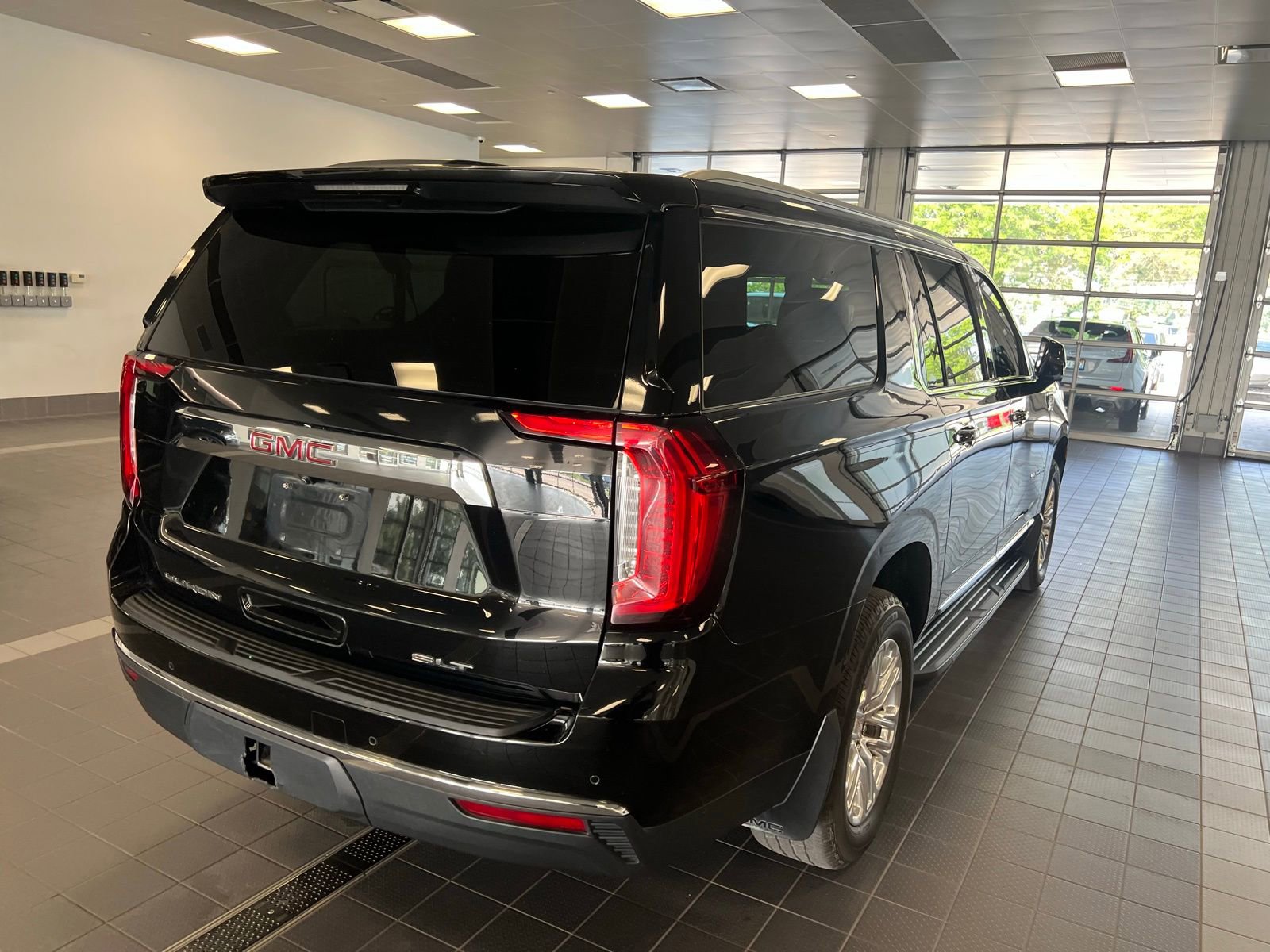 Thumbnail: 2022 GMC Yukon XL - 3