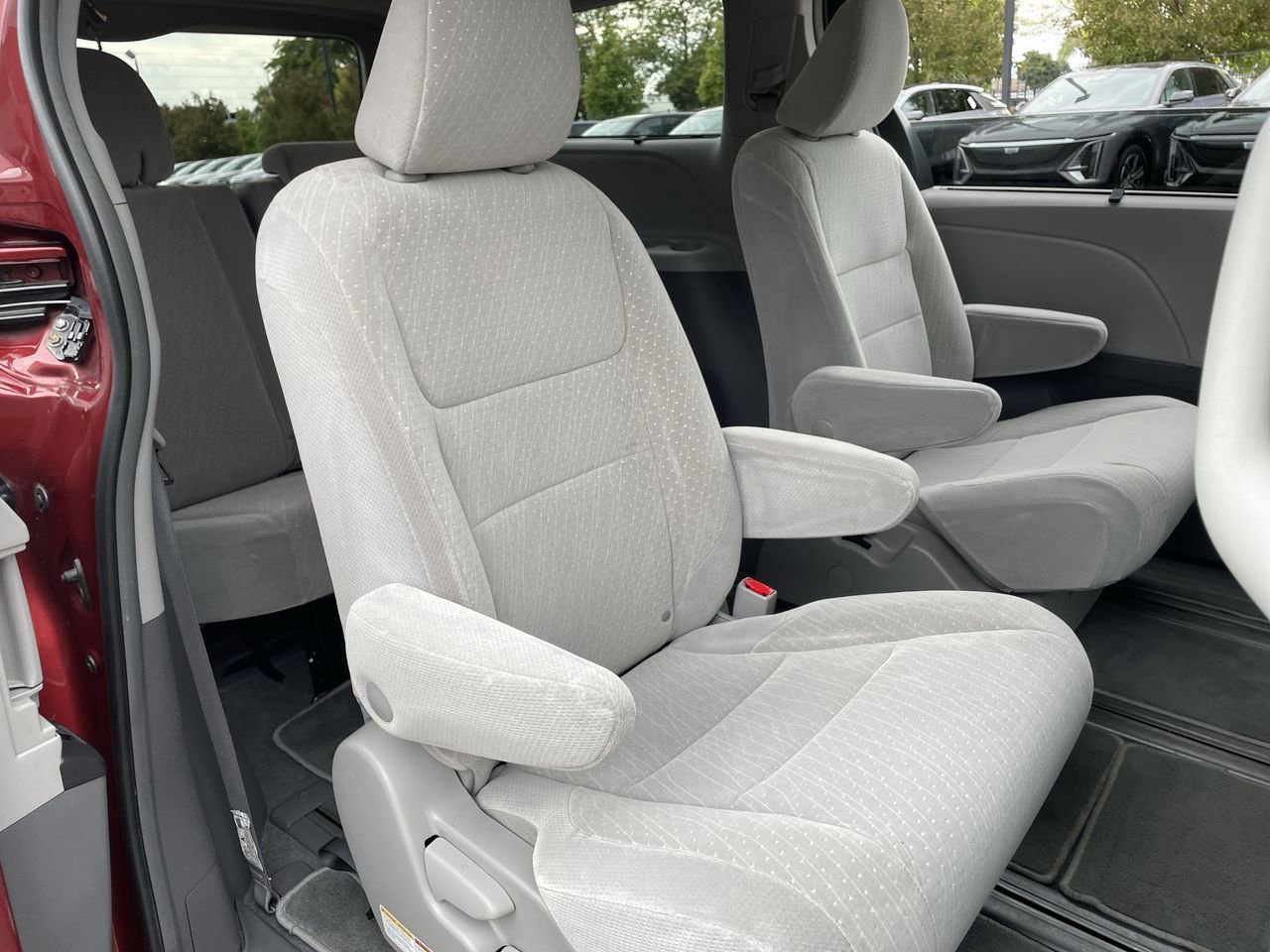 Thumbnail: 2019 Toyota Sienna - 15