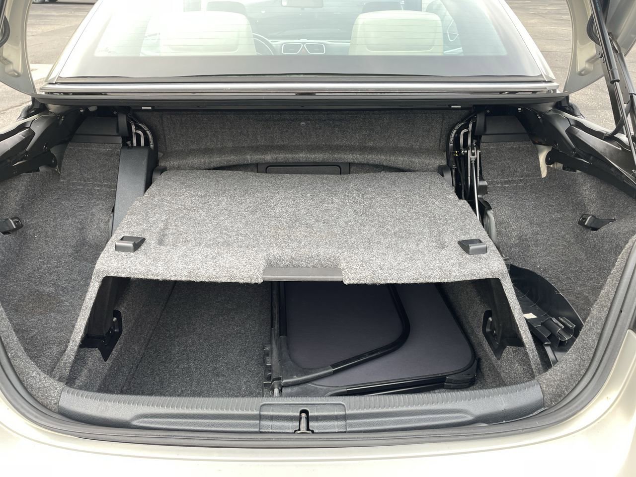 Thumbnail: 2010 Volkswagen Eos - 17