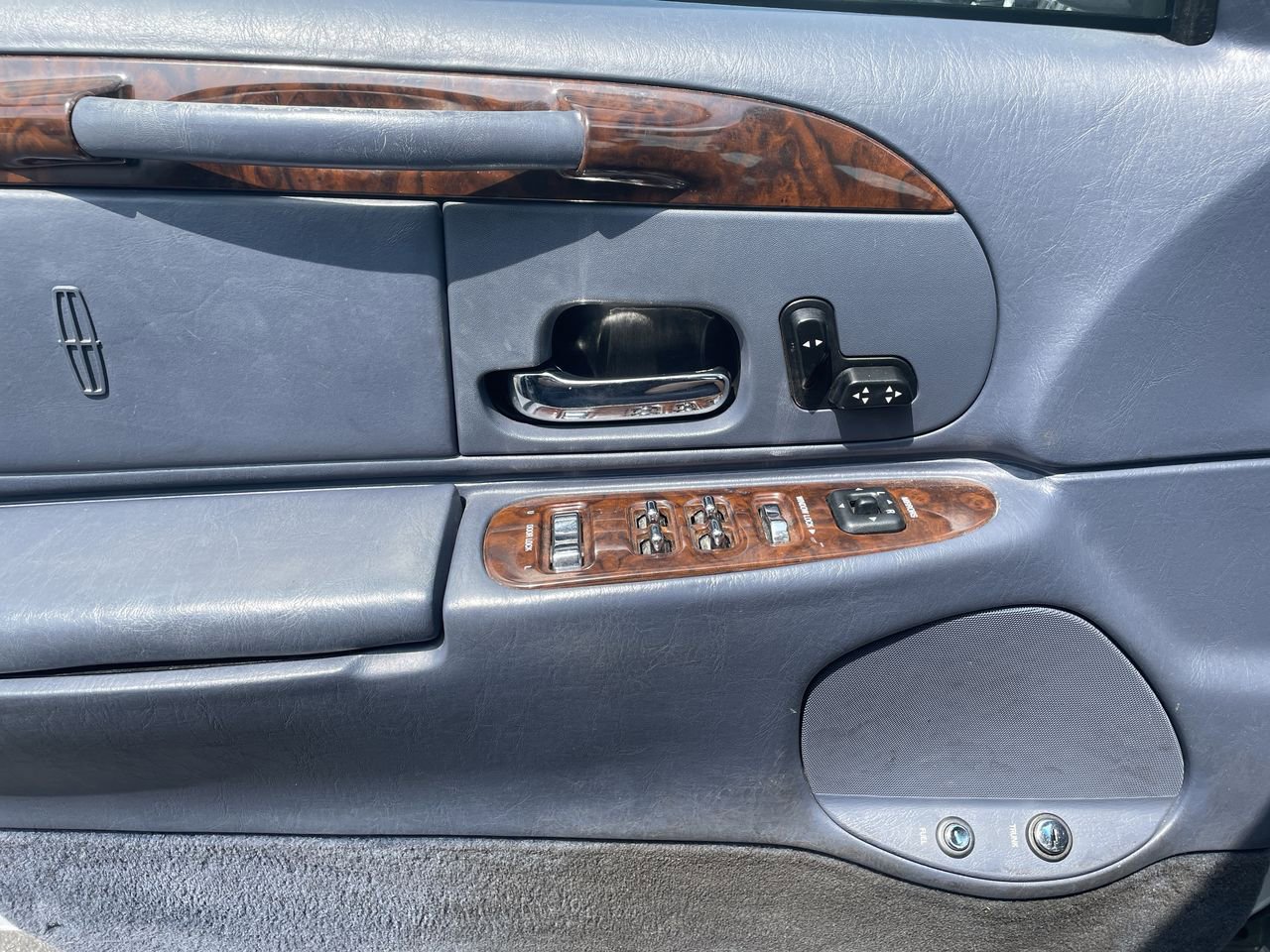 Thumbnail: 2000 Lincoln Town Car - 25