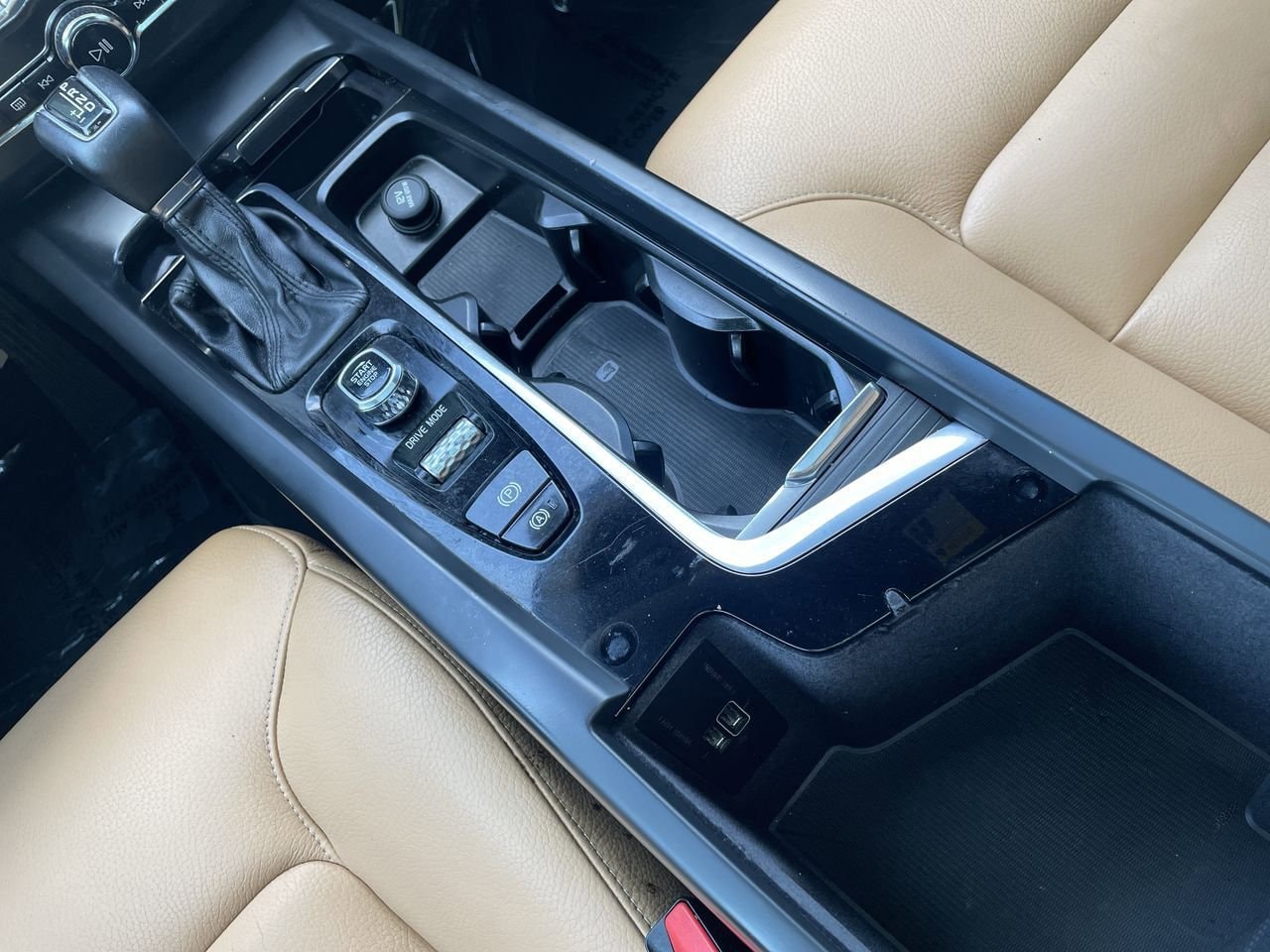 Thumbnail: 2020 Volvo XC60 - 24