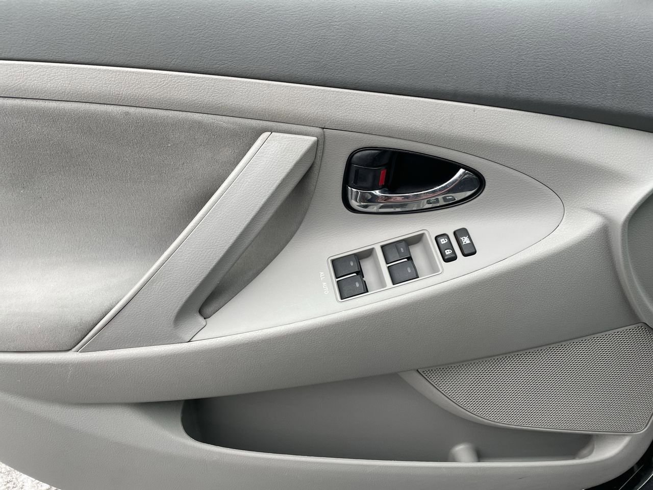 Thumbnail: 2010 Toyota Camry - 27