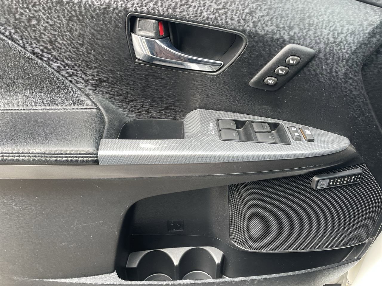 Thumbnail: 2013 Toyota Venza - 32