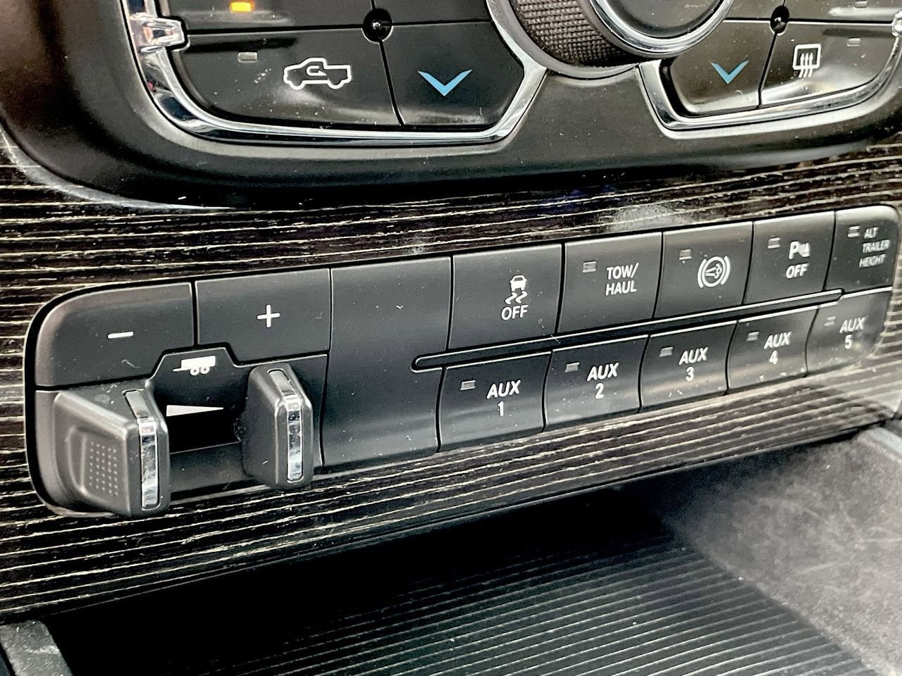 2015 RAM 3500 Longhorn 29