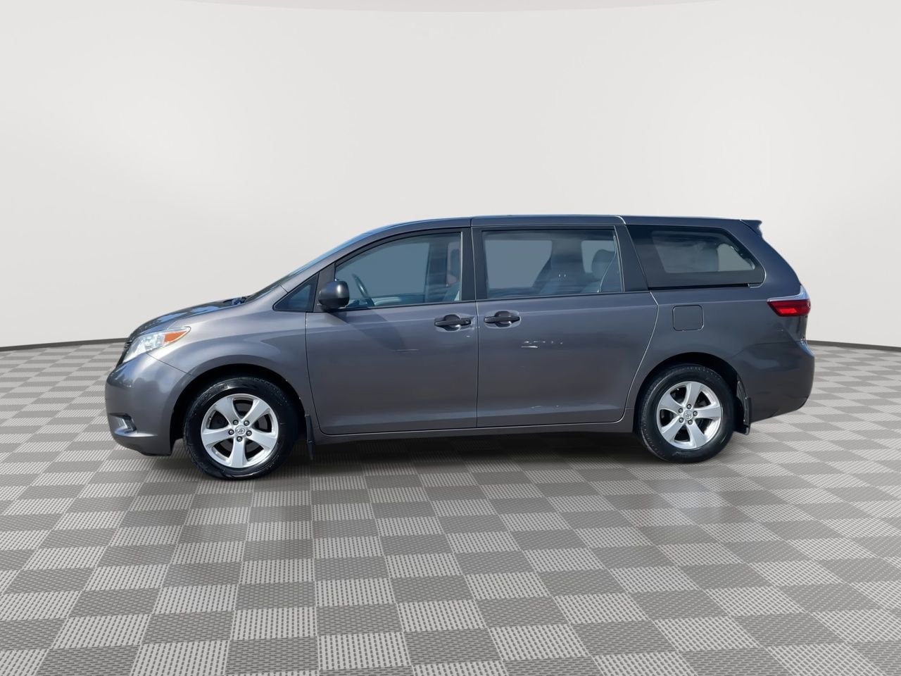Thumbnail: 2017 Toyota Sienna - 5
