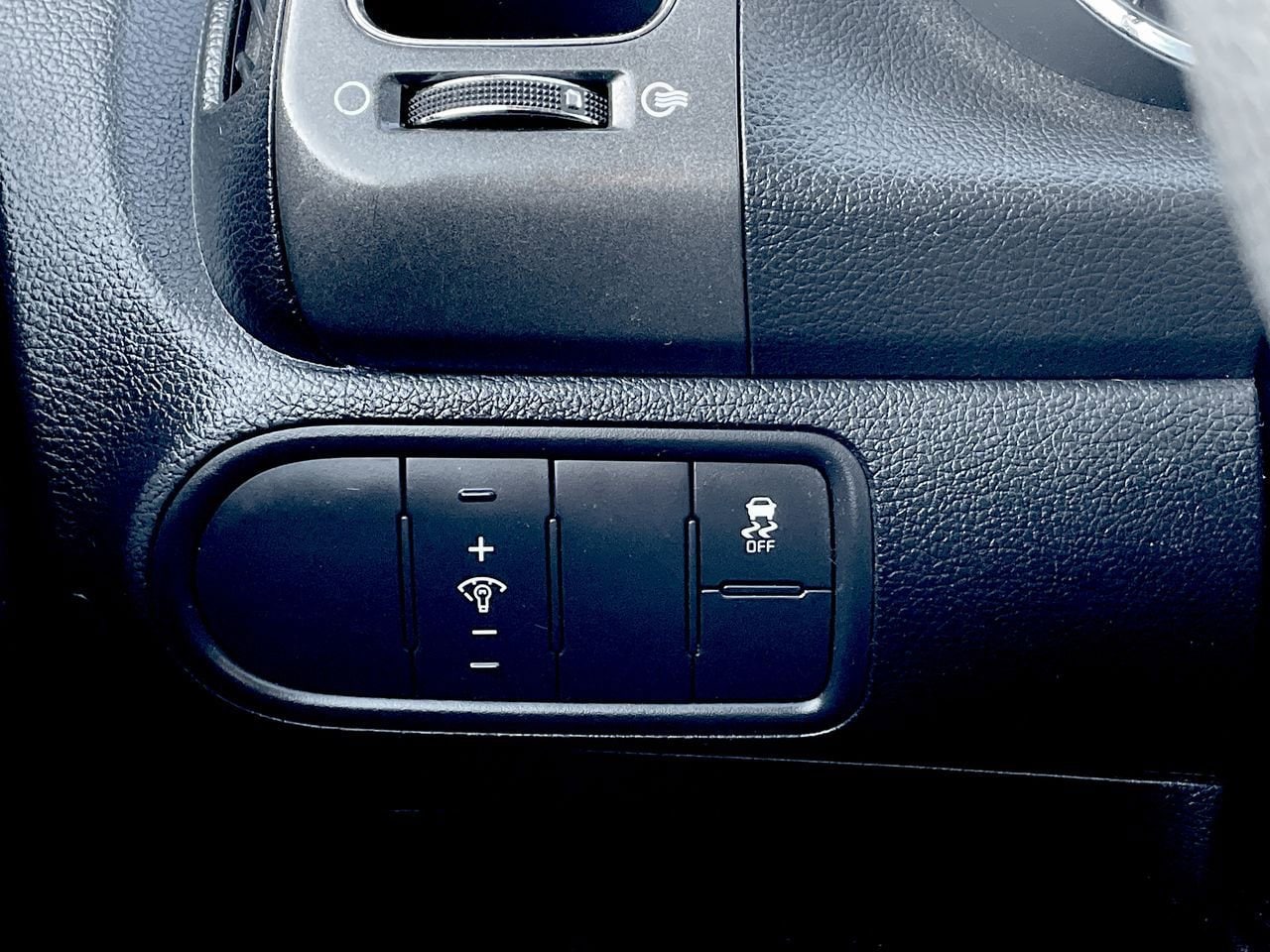 Thumbnail: 2017 Kia Forte - 24