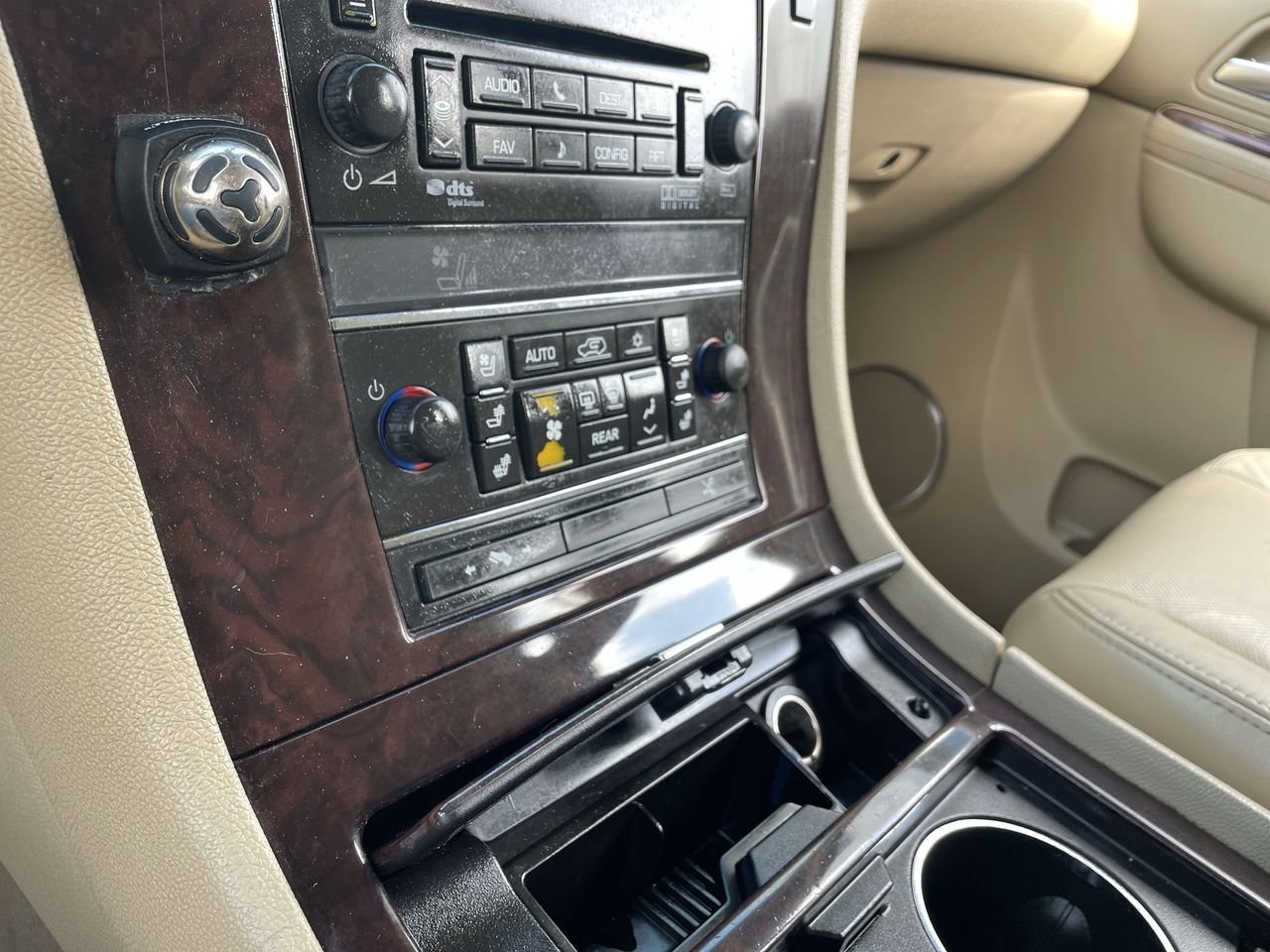 Thumbnail: 2010 Cadillac Escalade - 32