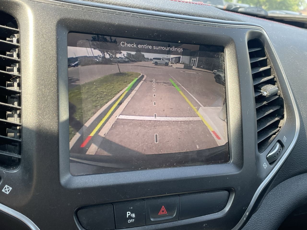 Thumbnail: 2019 Jeep Cherokee - 25