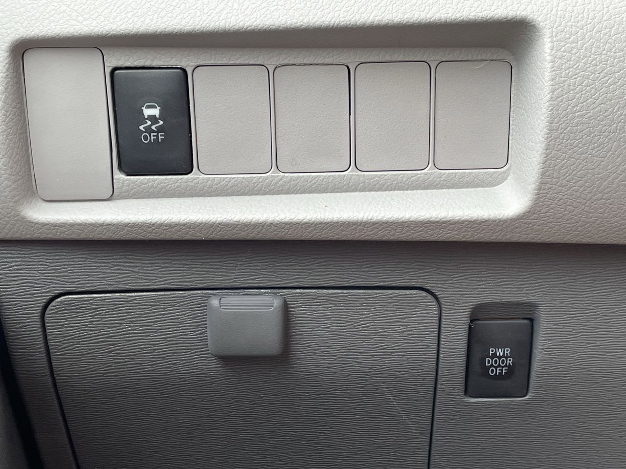 Thumbnail: 2019 Toyota Sienna - 26
