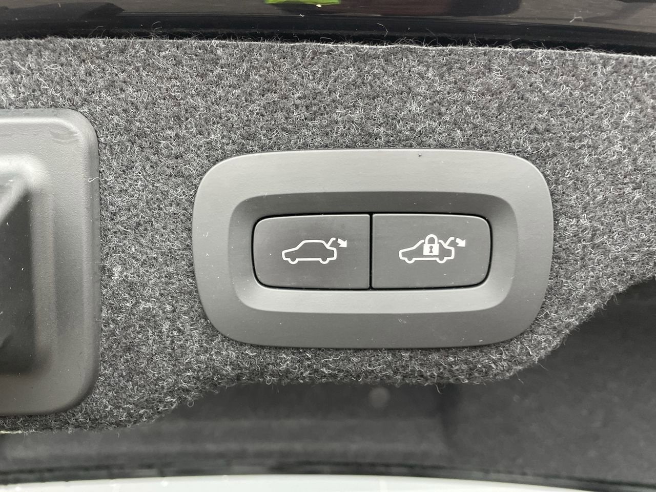 Thumbnail: 2018 Volvo S90 - 18