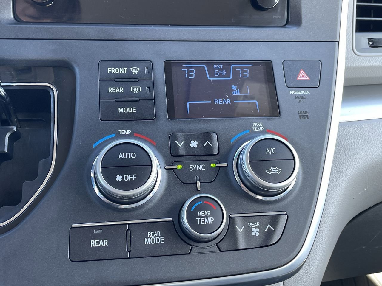 Thumbnail: 2017 Toyota Sienna - 27