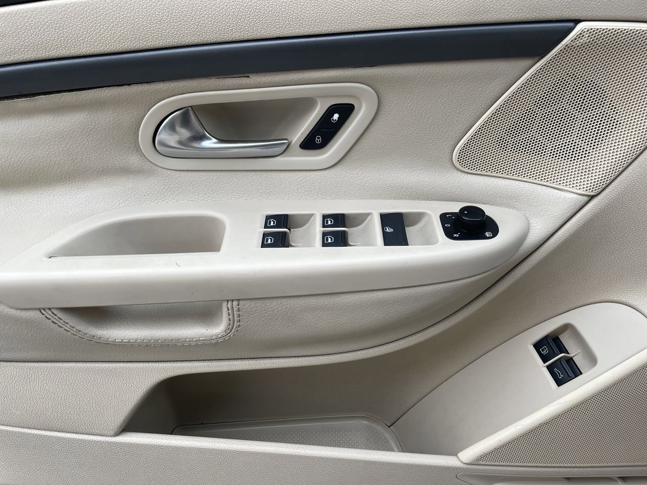 Thumbnail: 2010 Volkswagen Eos - 28