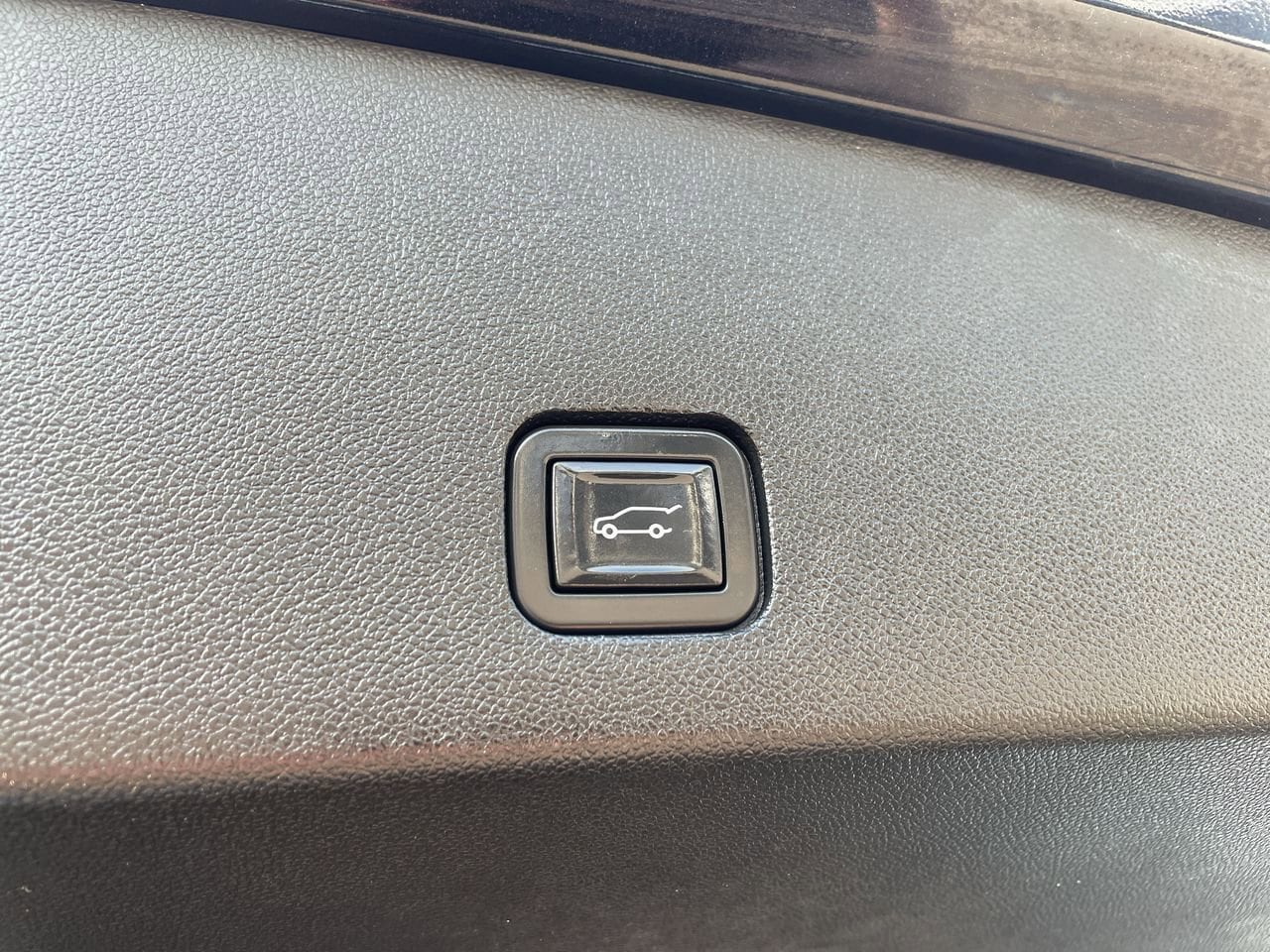 Thumbnail: 2023 Cadillac XT6 - 18