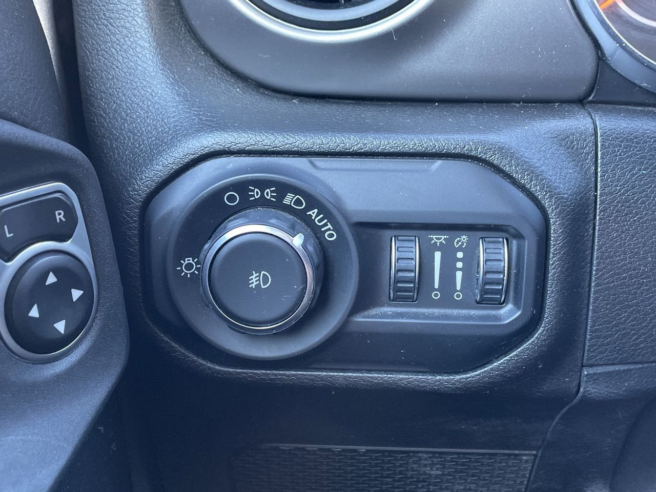 Thumbnail: 2019 Jeep Wrangler - 29