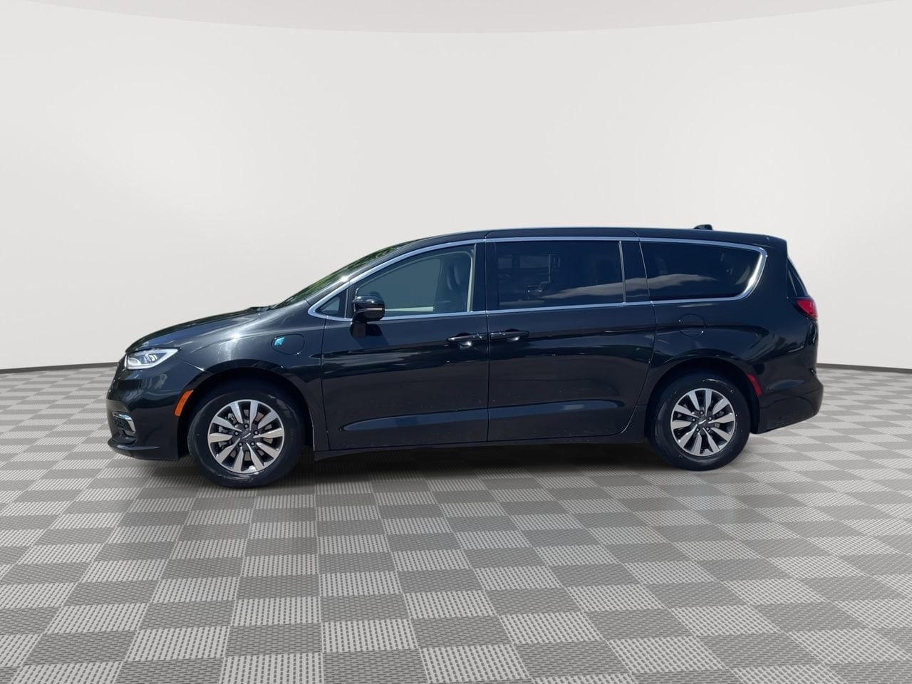 Thumbnail: 2024 Chrysler Pacifica - 4