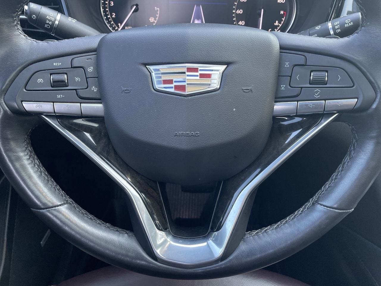 Thumbnail: 2023 Cadillac XT6 - 10