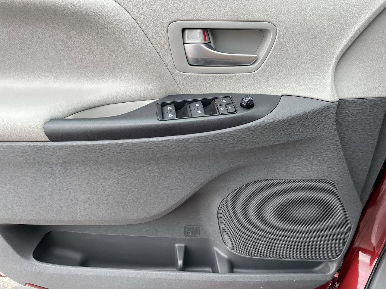 Thumbnail: 2019 Toyota Sienna - 30