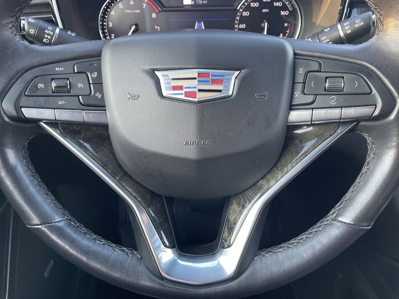 Thumbnail: 2022 Cadillac XT6 - 10