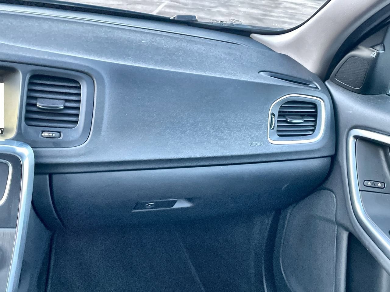 Thumbnail: 2016 Volvo S60 - 16