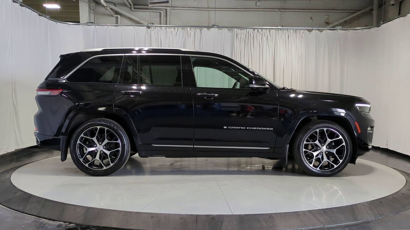 Thumbnail: 2022 Jeep Grand Cherokee - 9