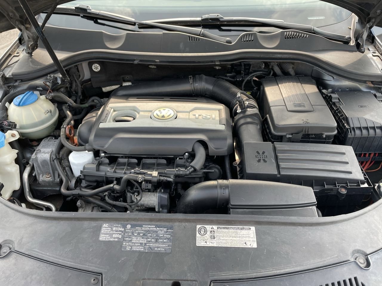 Thumbnail: 2010 Volkswagen Passat - 32