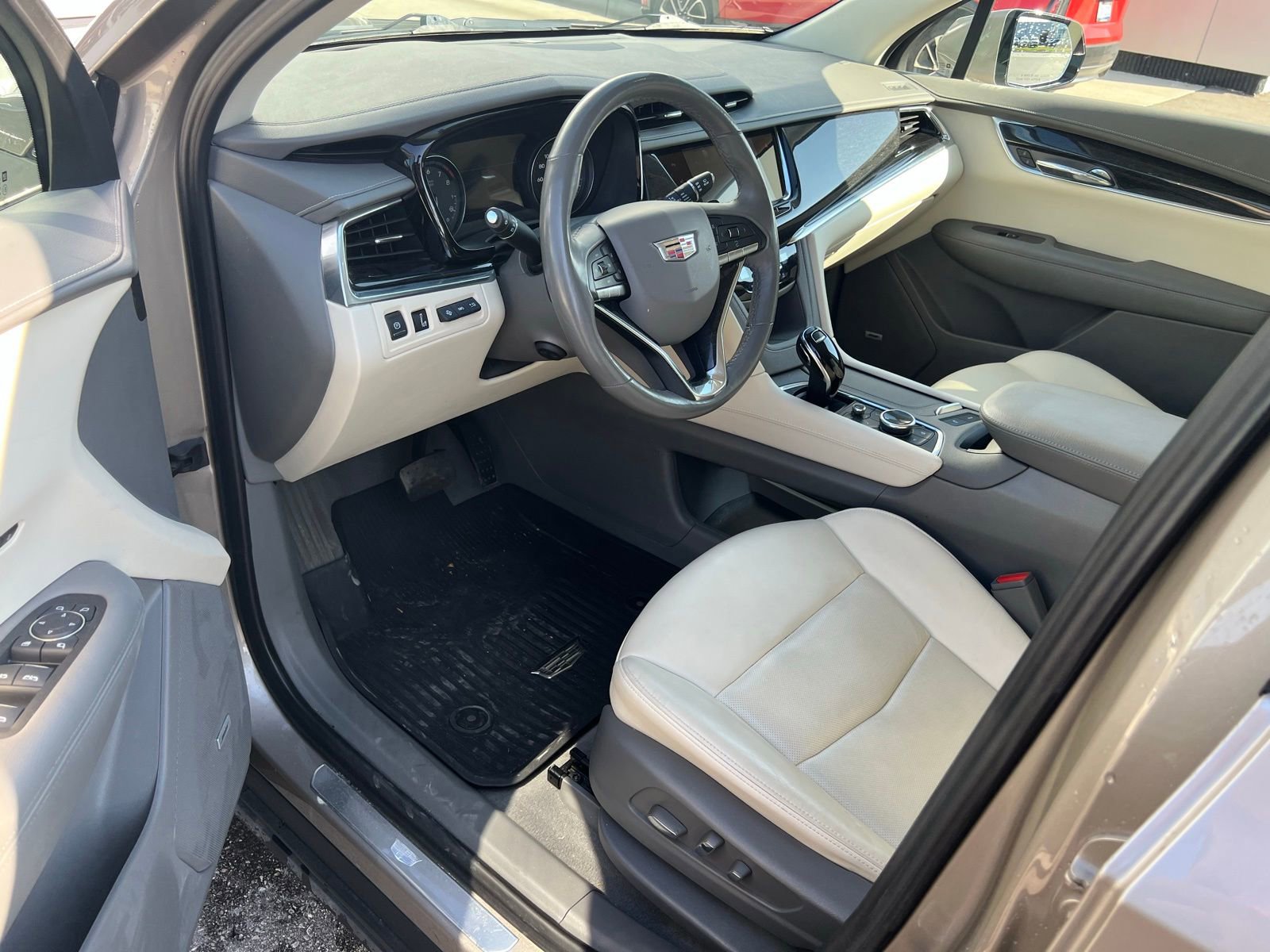 Thumbnail: 2022 Cadillac XT6 - 2