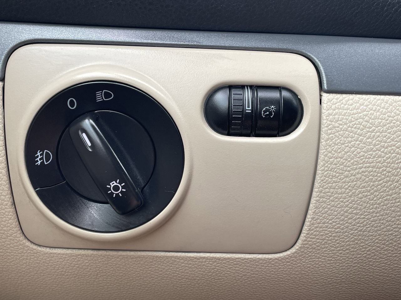 Thumbnail: 2010 Volkswagen Eos - 25