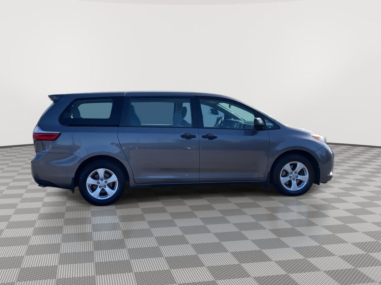 Thumbnail: 2017 Toyota Sienna - 9