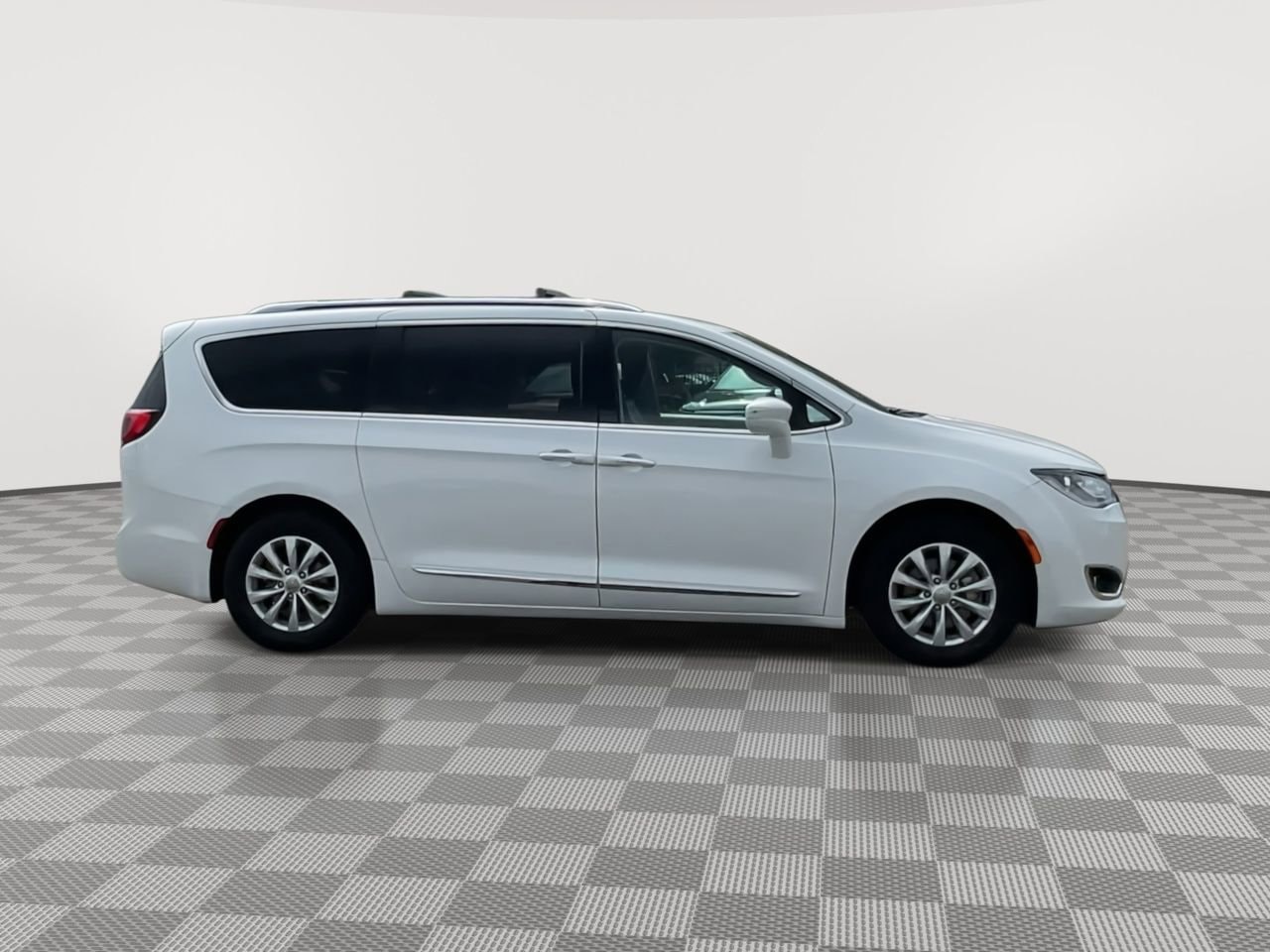 Thumbnail: 2019 Chrysler Pacifica - 9