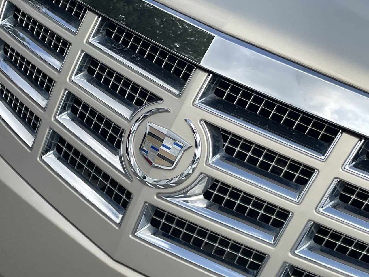Thumbnail: 2010 Cadillac Escalade - 38