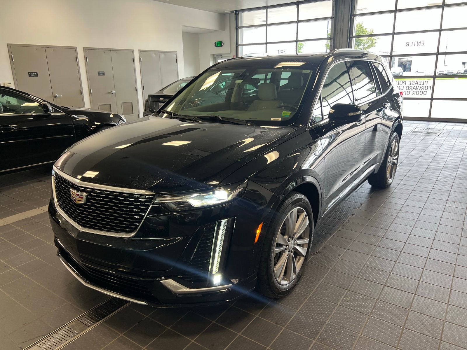 Thumbnail: 2023 Cadillac XT6 - 1