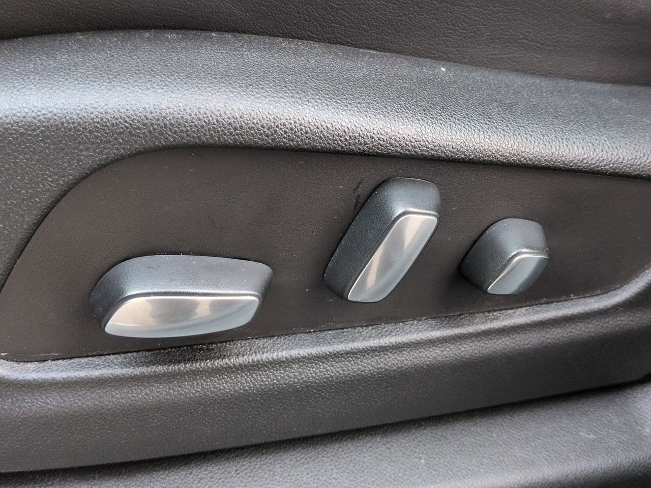 Thumbnail: 2024 Cadillac XT5 - 17