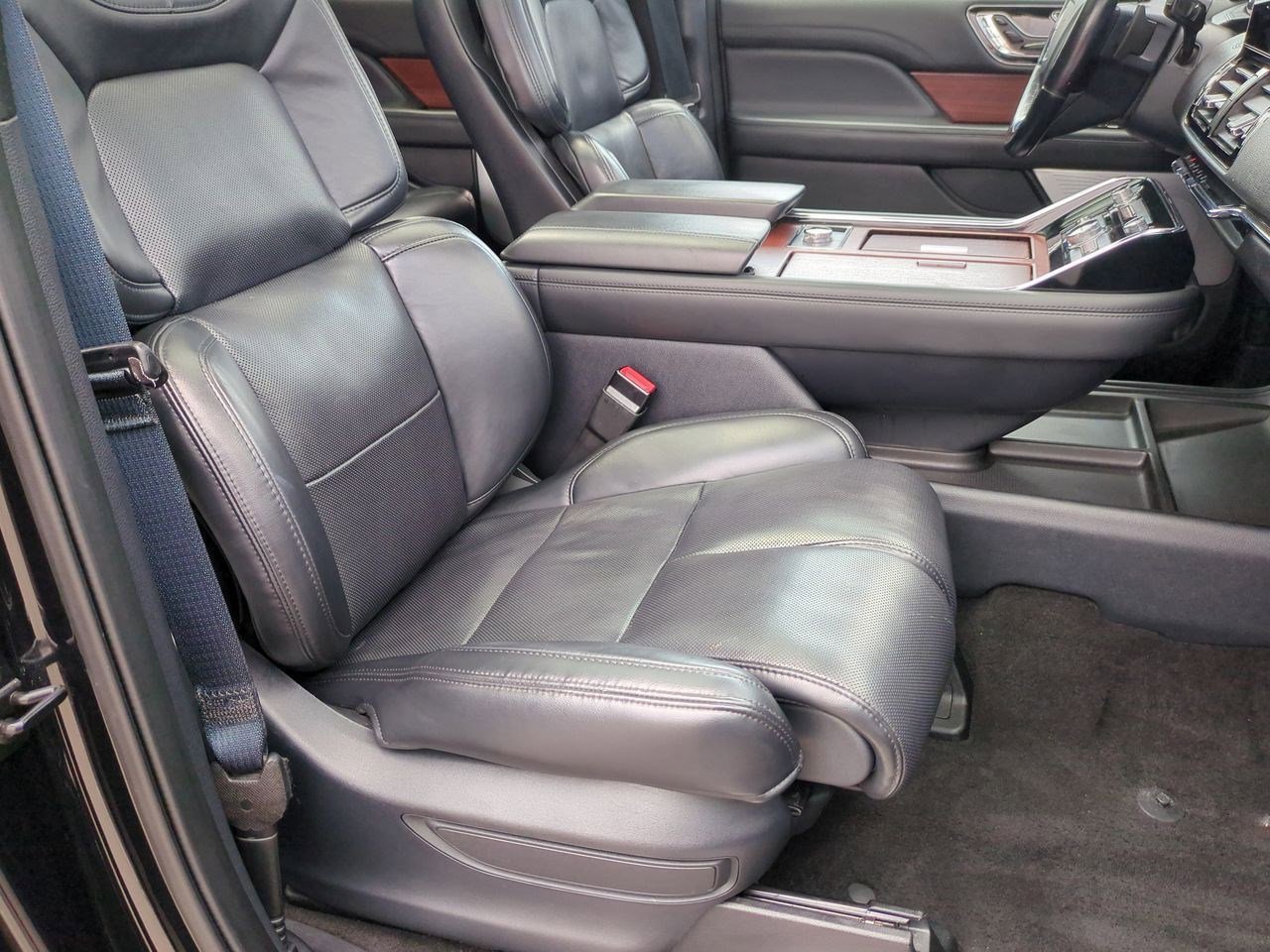 Thumbnail: 2022 Lincoln Navigator L - 21