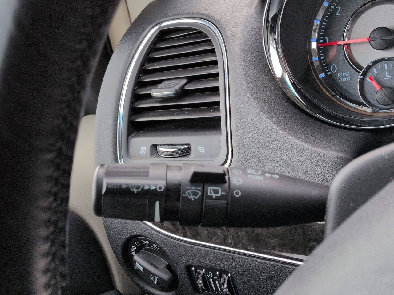 Thumbnail: 2015 Chrysler Town & Country - 25