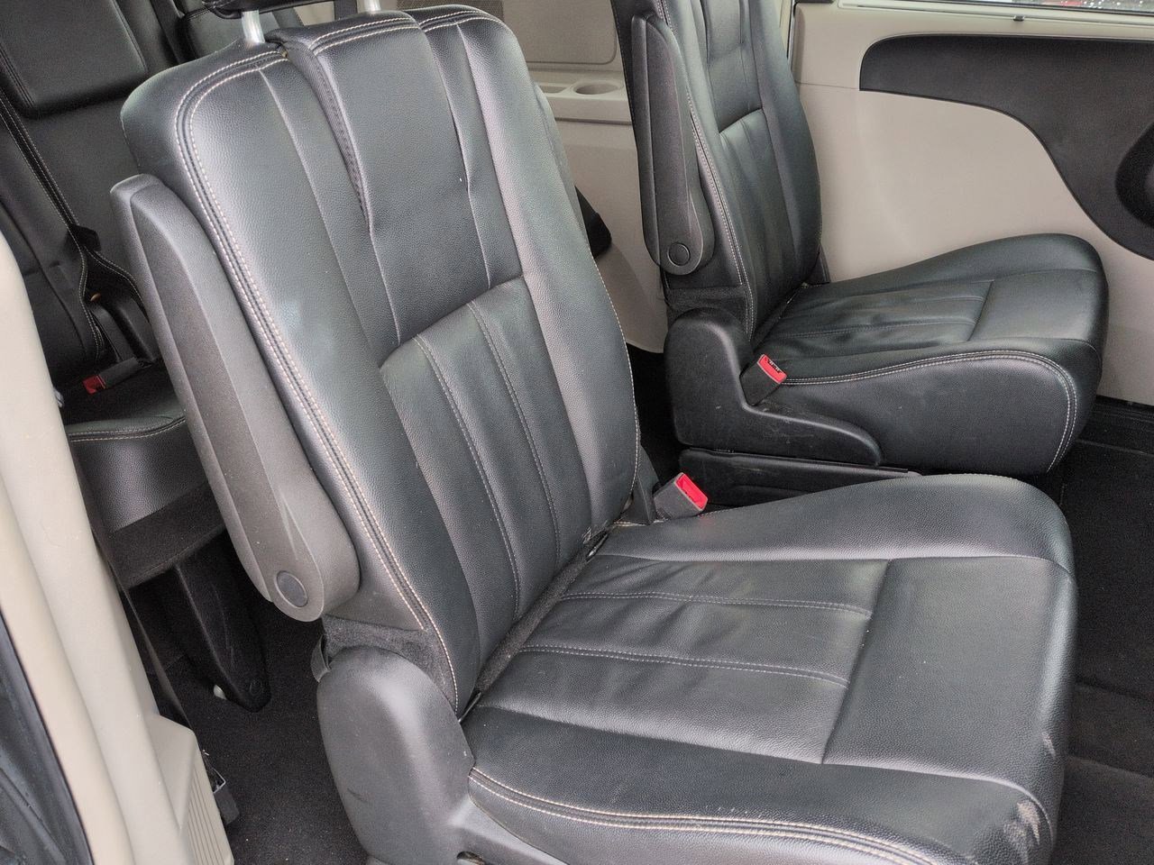 Thumbnail: 2015 Chrysler Town & Country - 20