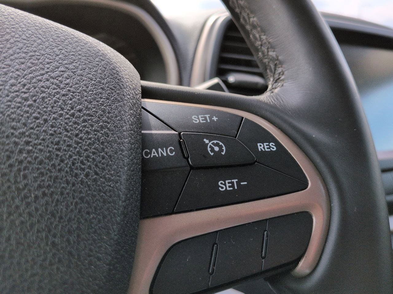 Thumbnail: 2015 Jeep Cherokee - 24