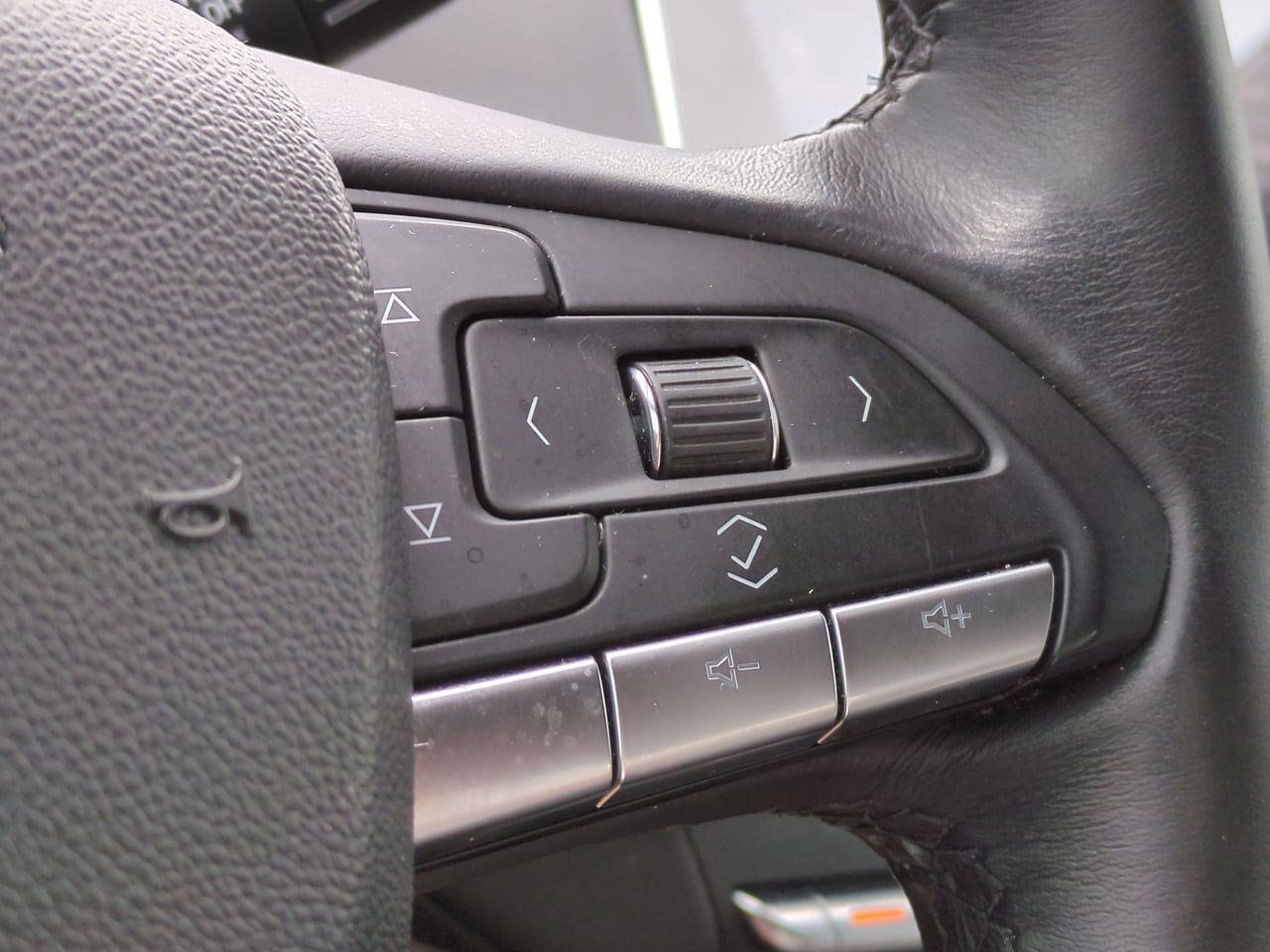 Thumbnail: 2021 Cadillac XT4 - 25