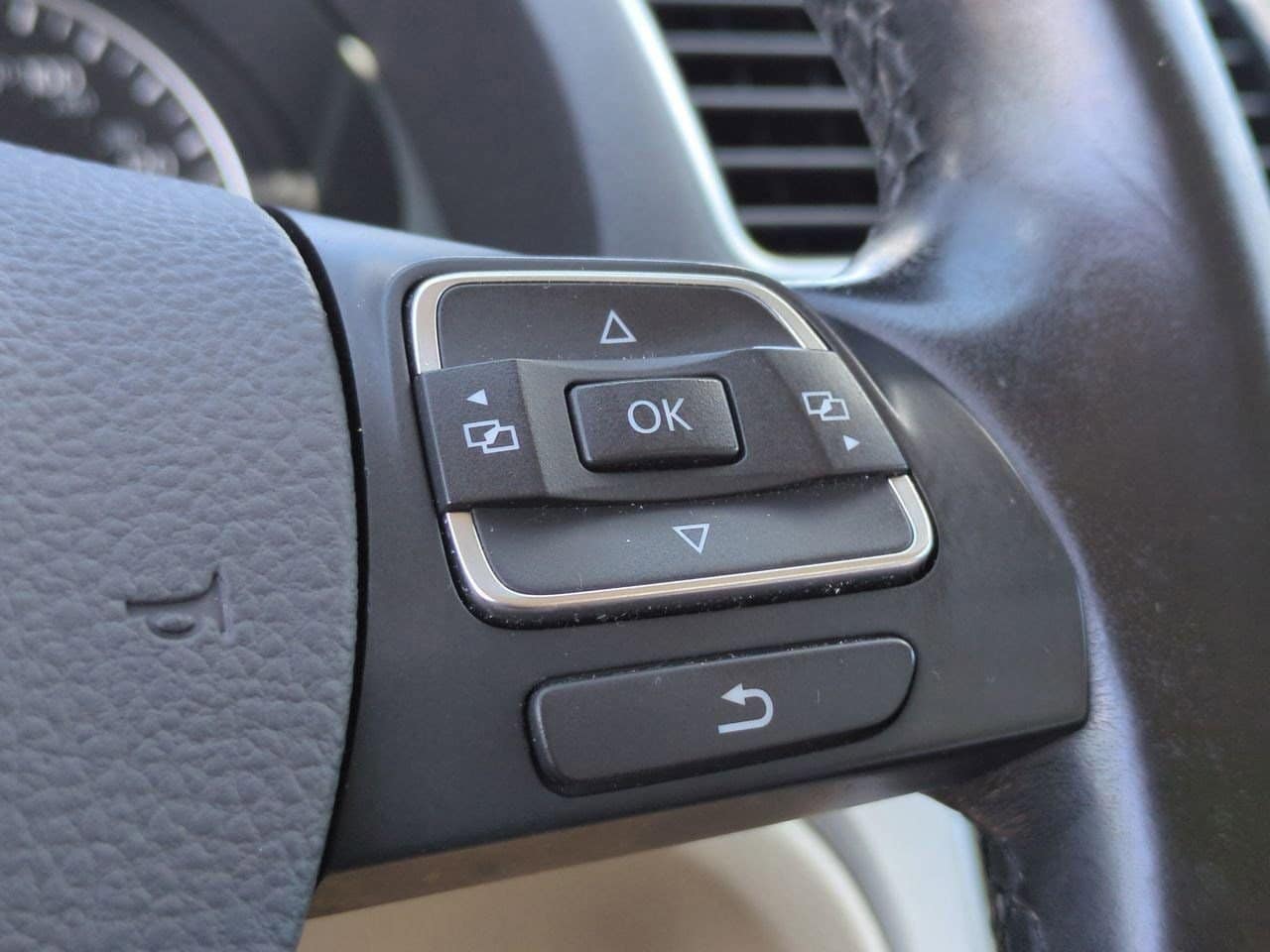 Thumbnail: 2012 Volkswagen Passat - 25