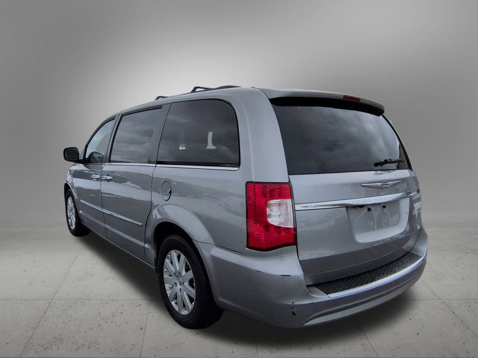 Thumbnail: 2015 Chrysler Town & Country - 4