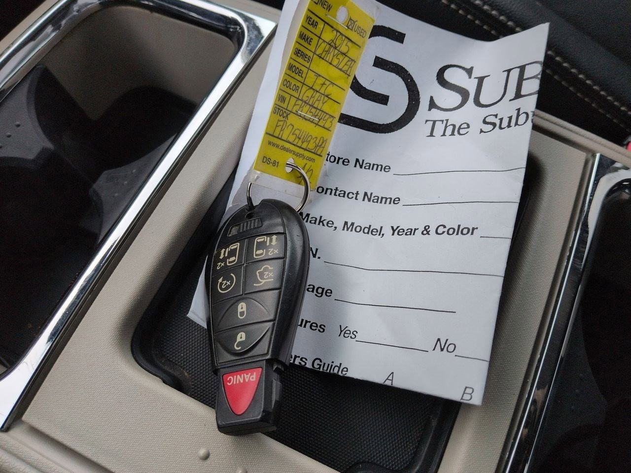 Thumbnail: 2015 Chrysler Town & Country - 32