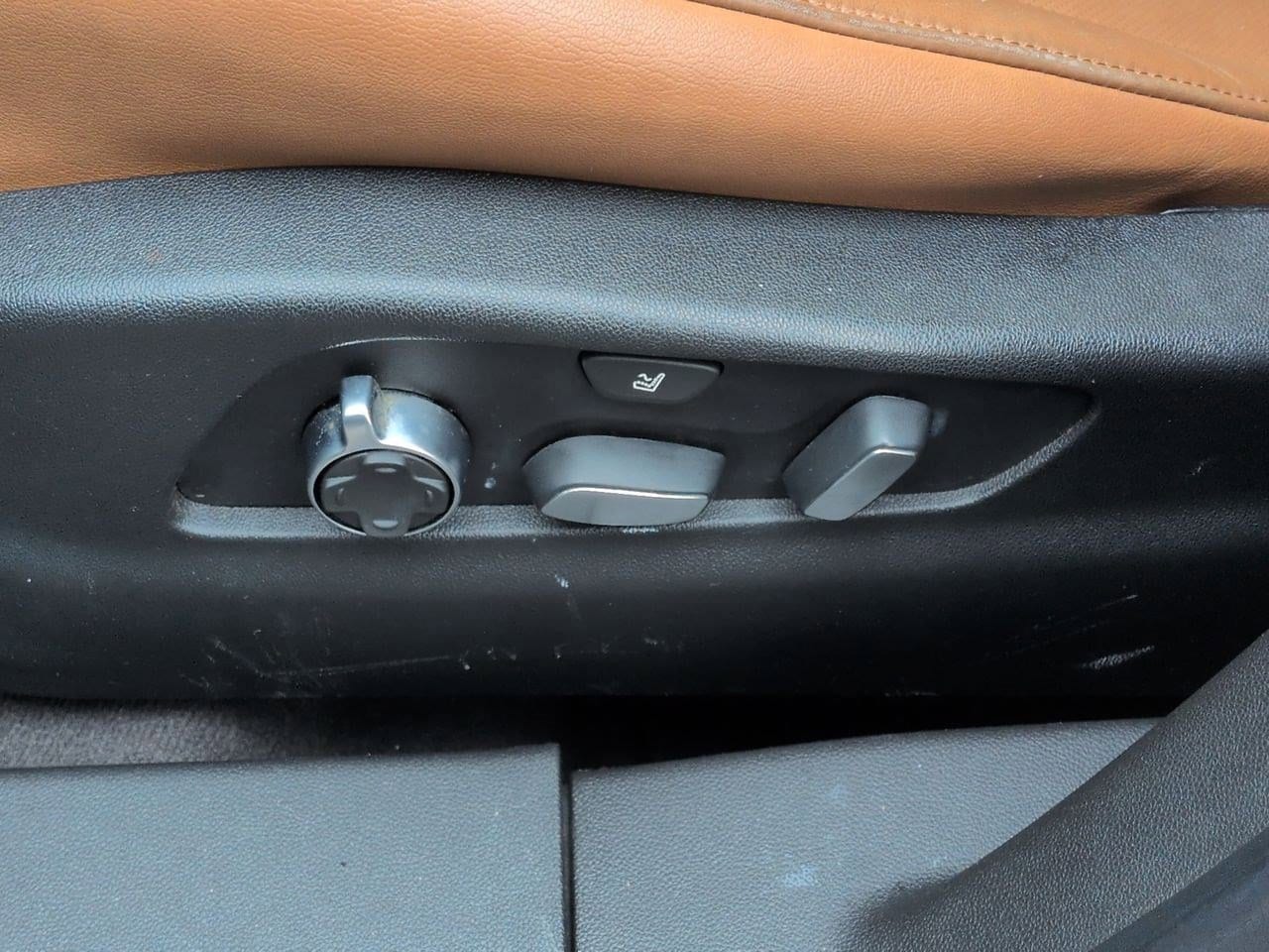 Thumbnail: 2020 Cadillac XT4 - 17