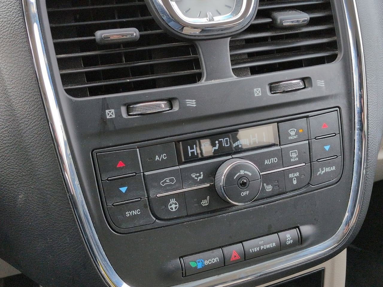 Thumbnail: 2015 Chrysler Town & Country - 27