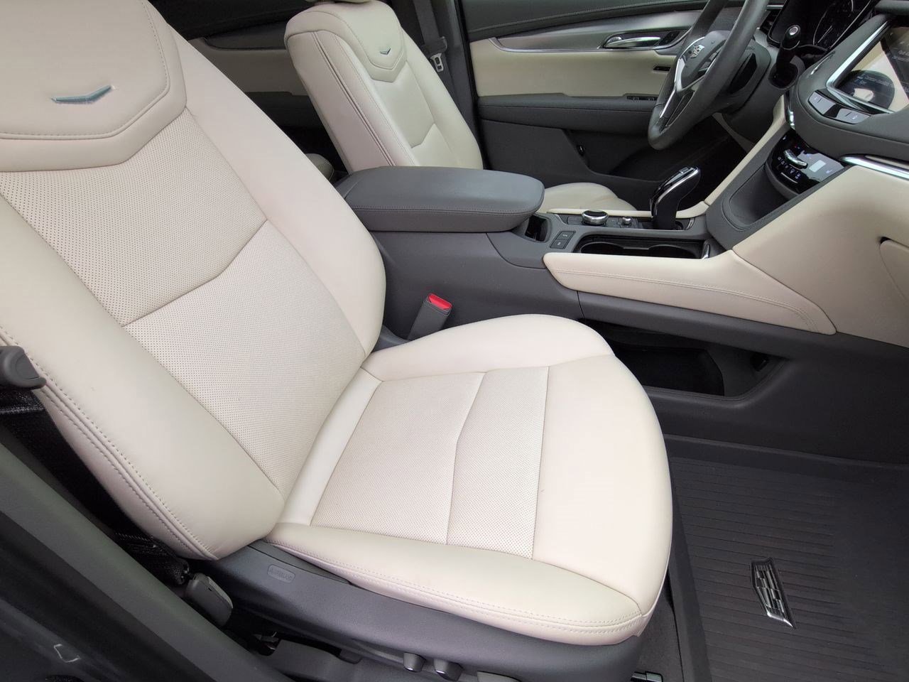 Thumbnail: 2023 Cadillac XT5 - 23