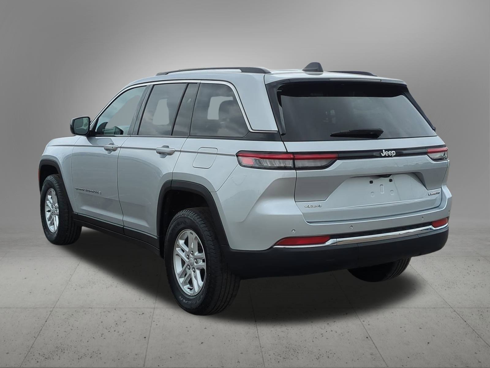 2023 Jeep Grand Cherokee Laredo photo 3