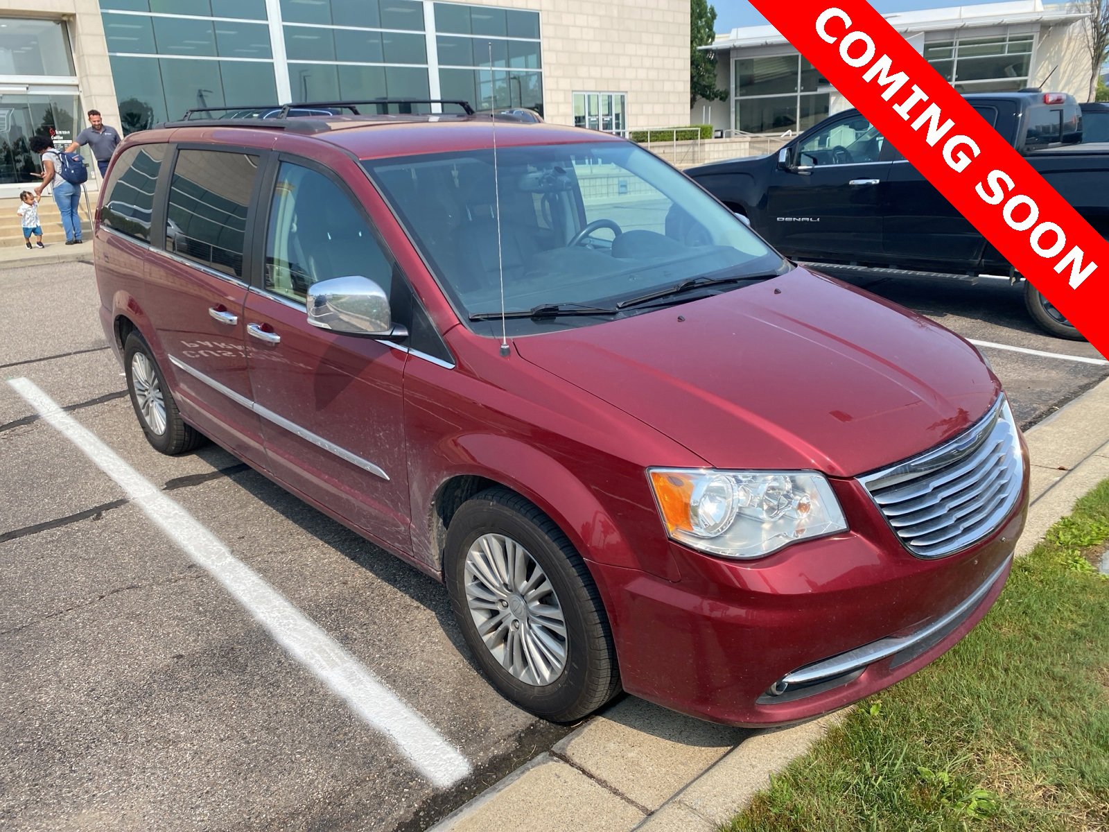 Thumbnail: 2015 Chrysler Town & Country - 3
